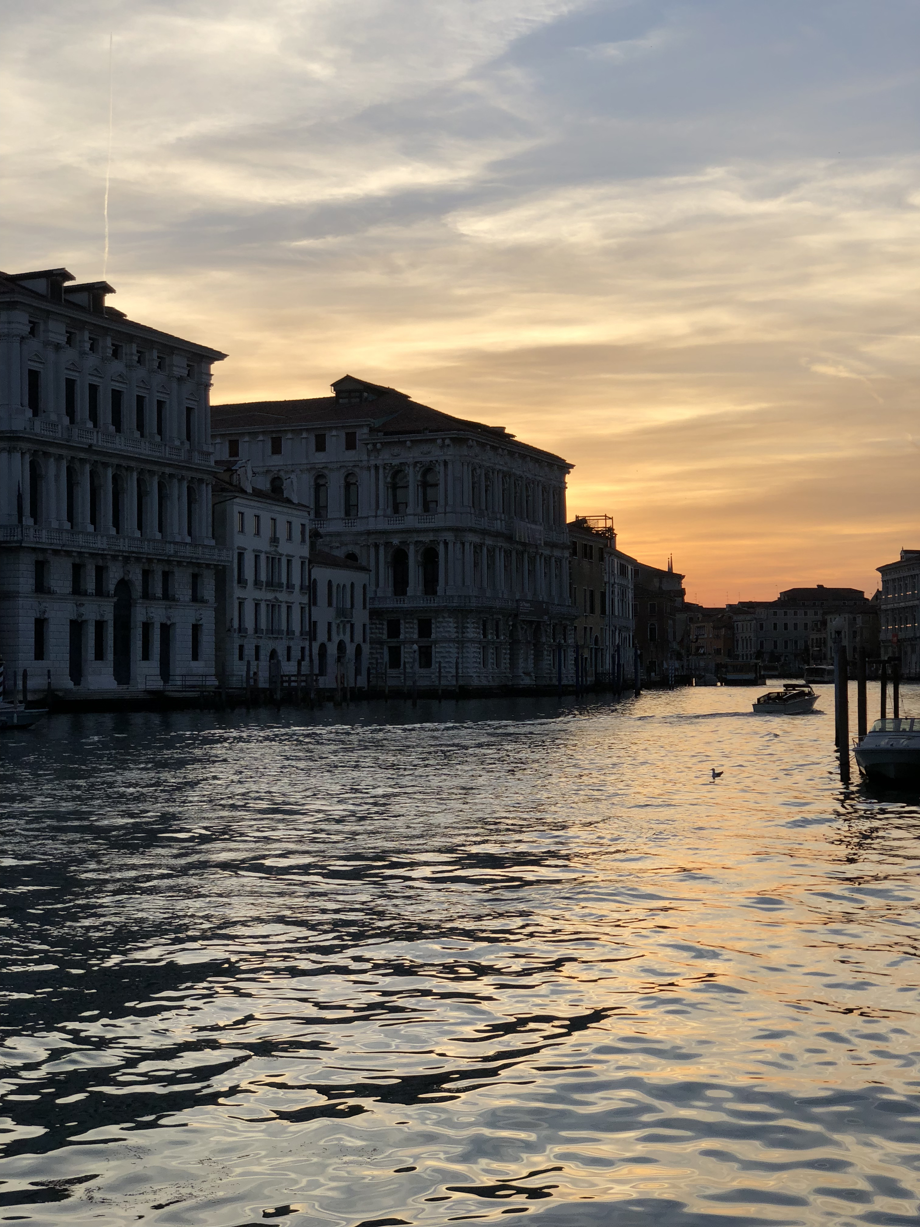 Le Grand Canal de Venise au coucher du soleil, un soir d’avril